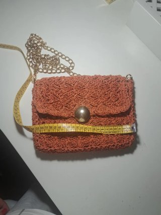 Bolso de mano tejido con cadena dorada
