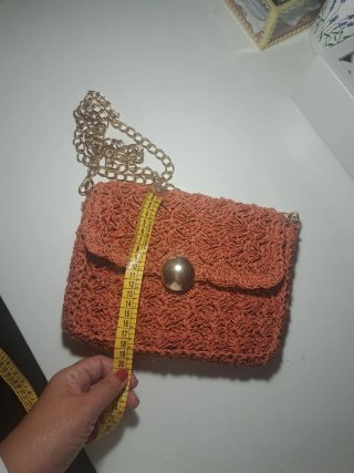 Bolso de mano tejido con cadena dorada