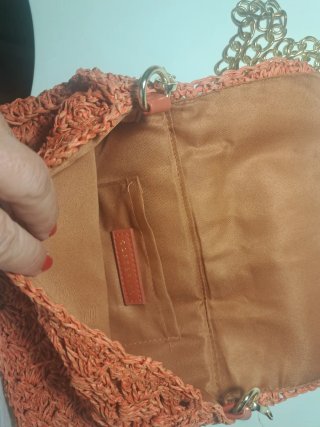 Bolso de mano tejido con cadena dorada