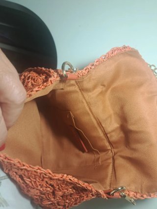 Bolso de mano tejido con cadena dorada