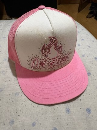 Gorra trucker rosa y blanca con pedrería