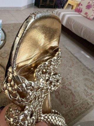 Sandalias Zara doradas trenzadas tacón bajo 37