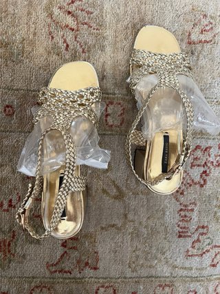 Sandalias Zara doradas trenzadas tacón bajo 37