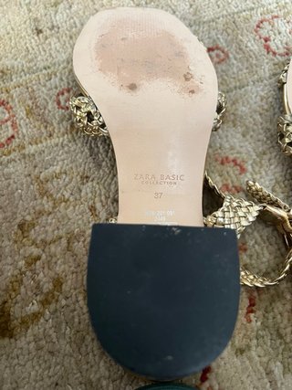 Sandalias Zara doradas trenzadas tacón bajo 37