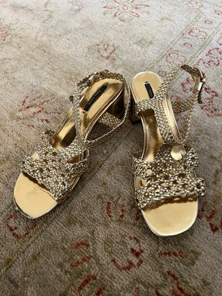 Sandalias Zara doradas trenzadas tacón bajo 37
