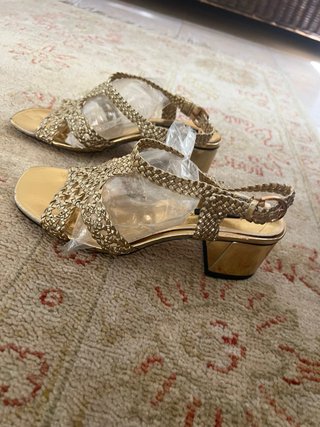 Sandalias Zara doradas trenzadas tacón bajo 37