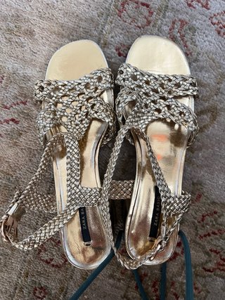 Sandalias Zara doradas trenzadas tacón bajo 37