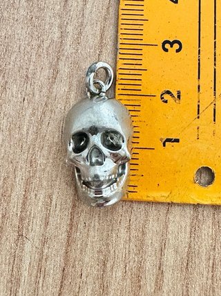 Colgante calavera plateada maciza.