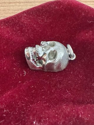 Colgante calavera plateada maciza.