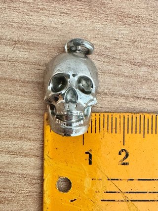 Colgante calavera plateada maciza.