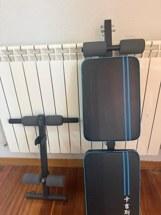 Banco de gimnasio negro con detalles azules