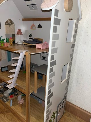 Casita de muñecas de madera