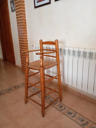 Trona de madera antigua