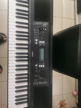 Teclado Yamaha PSR-E373 con cargador y caja