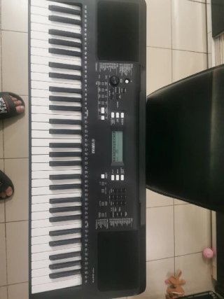 Teclado Yamaha PSR-E373 con cargador y caja