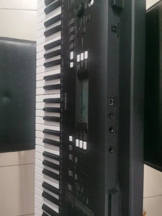 Teclado Yamaha PSR-E373 con cargador y caja