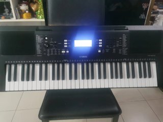Teclado Yamaha PSR-E373 con cargador y caja