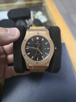 Reloj Hublot Clásico Negro y Dorado