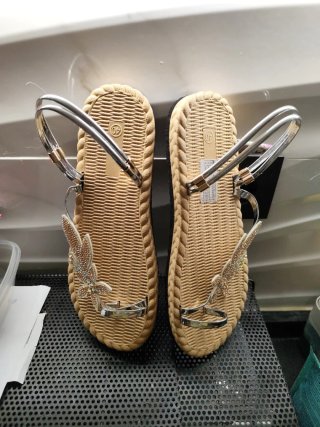 Sandalias Beige y Plateadas Talla 40