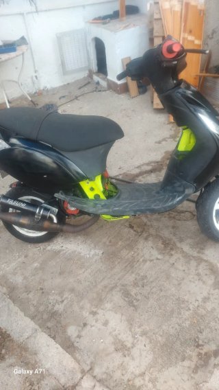 Piaggio Zip SP negra y amarilla