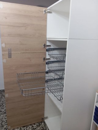 Armario madera y metal con estantería
