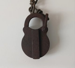 Candado antiguo estilo ferroviario con cadena