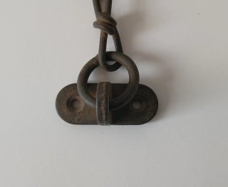 Candado antiguo estilo ferroviario con cadena