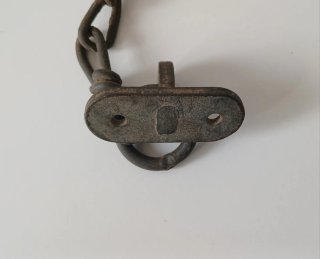 Candado antiguo estilo ferroviario con cadena