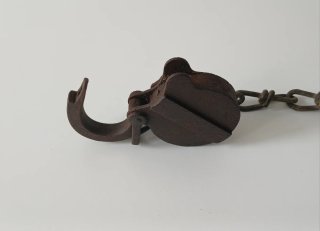 Candado antiguo estilo ferroviario con cadena