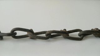 Candado antiguo estilo ferroviario con cadena