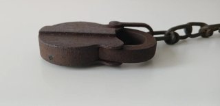 Candado antiguo estilo ferroviario con cadena
