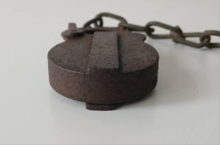 Candado antiguo estilo ferroviario con cadena