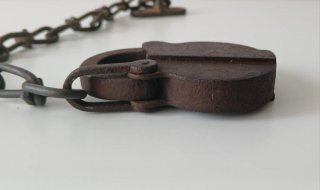 Candado antiguo estilo ferroviario con cadena
