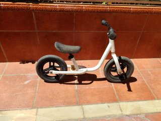 Bicicleta sin pedales blanca