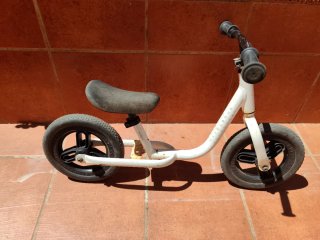 Bicicleta sin pedales blanca