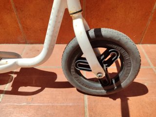 Bicicleta sin pedales blanca