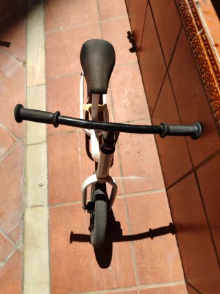 Bicicleta sin pedales blanca
