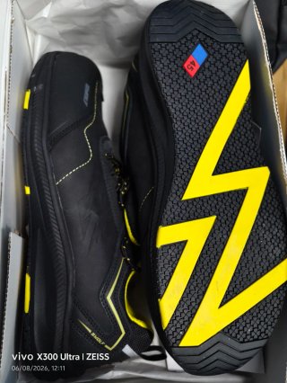 Zapatos de seguridad BWOLF negros y amarillos