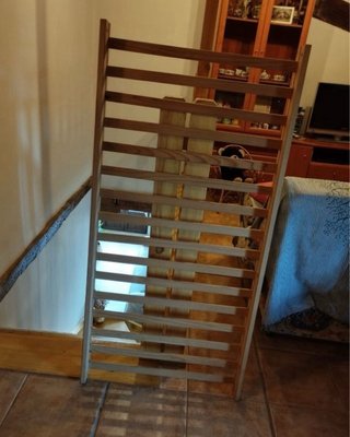 Cuna de madera con ropa de cuna
