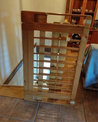 Cuna de madera con ropa de cuna