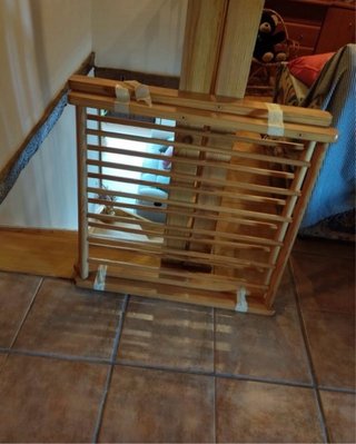 Cuna de madera con ropa de cuna