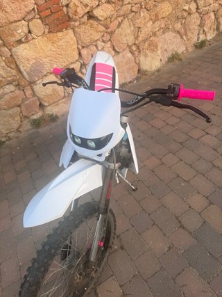 Derbi Senda R 2000 Blanca y Rosa
