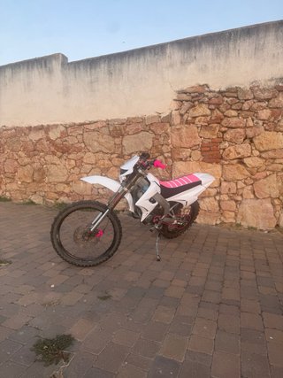 Derbi Senda R 2000 Blanca y Rosa