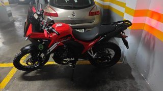 Moto Enduro Roja y Negra
