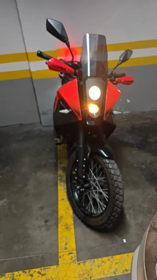 Moto Enduro Roja y Negra