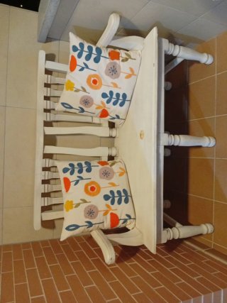 Sillón de madera blanco sin cojines