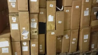 Escritorio madera blanco con cajón y estantes