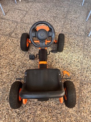 Coche de pedales naranja para niños