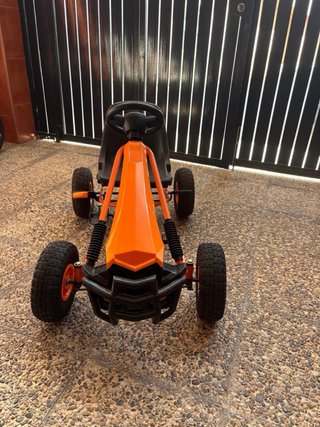 Coche de pedales naranja para niños