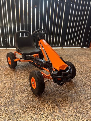 Coche de pedales naranja para niños